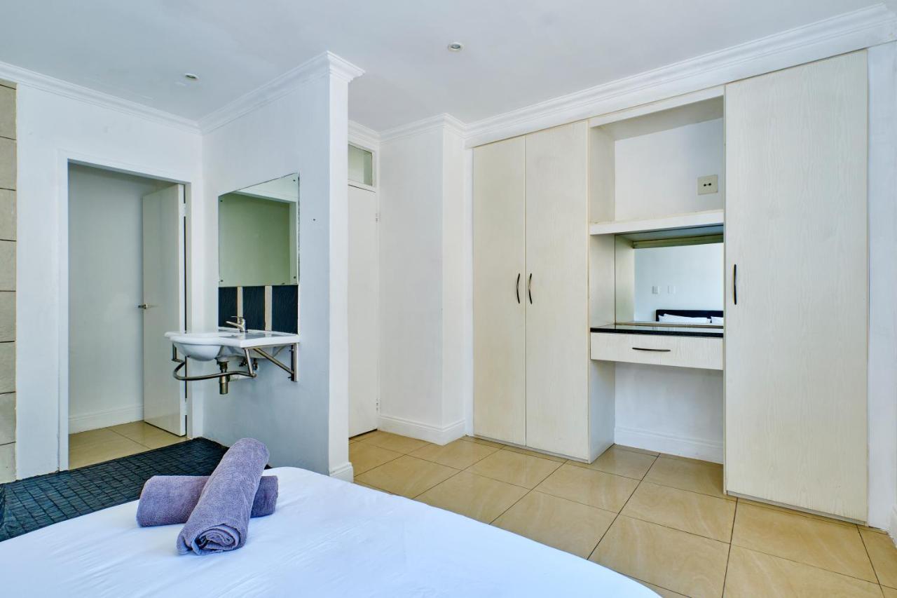 Inn&Out Sandton Park Johannesburg Exterior foto